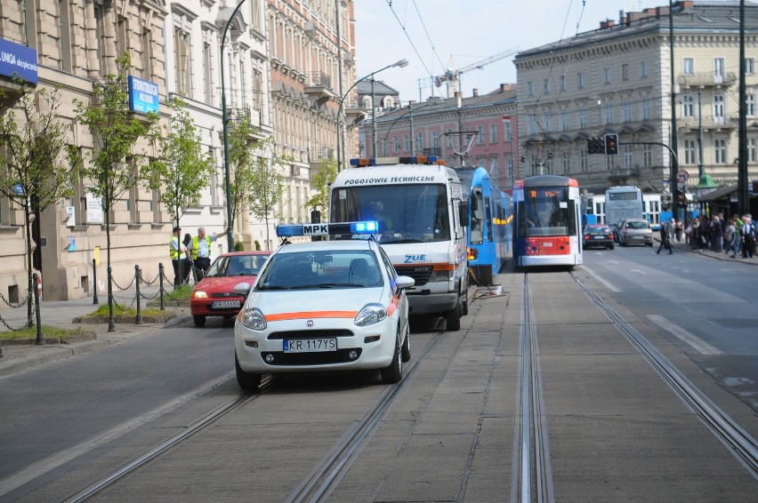 Wybrzuszona szyna na ul. Basztowej.