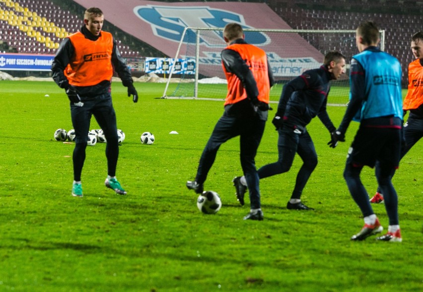 Trening Pogoni Szczecin na płycie głównej stadionu przy...