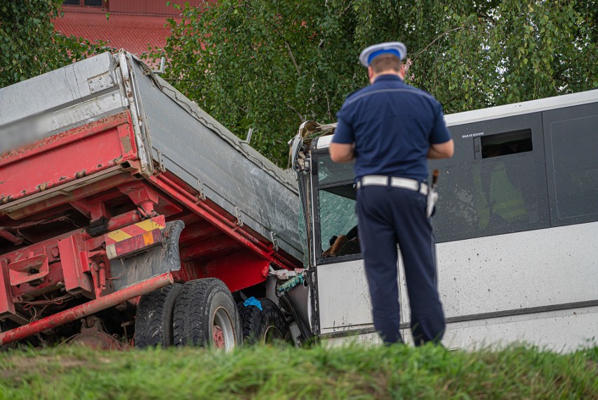 Śmiertelny wypadek w Świniarsku. Tir zderzył się z autobusem przewożącym dzieci 