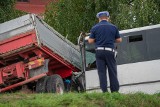 Śmiertelny wypadek w Świniarsku. Tir zderzył się z autobusem przewożącym dzieci 