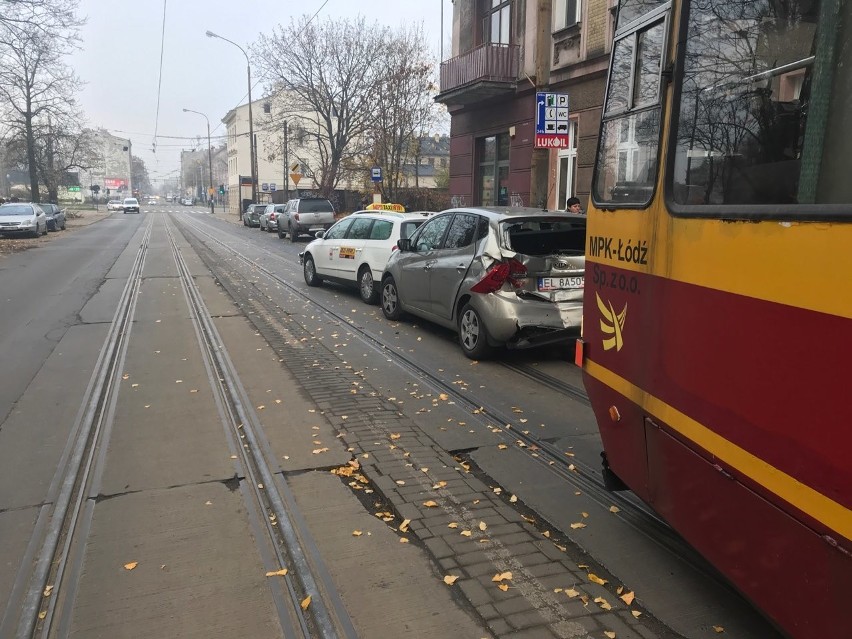 Karambol na Przybyszewskiego! Tramwaj uderzył w pięć samochodów! [zdjęcia]