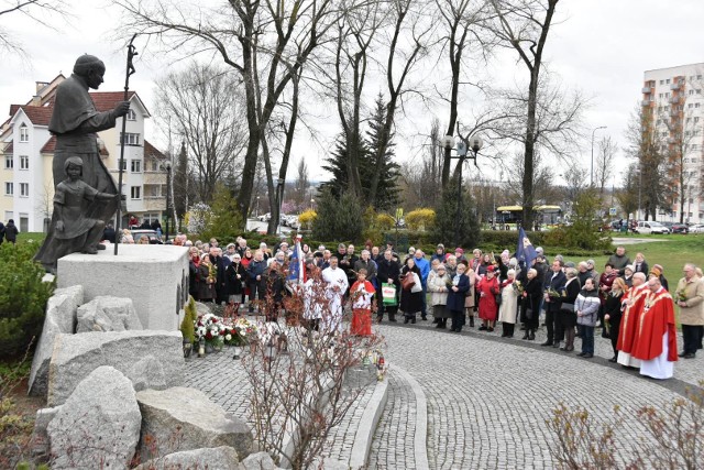 Zielonogórzanie złożyli kwiaty pod pomnikiem Jana Pawła II