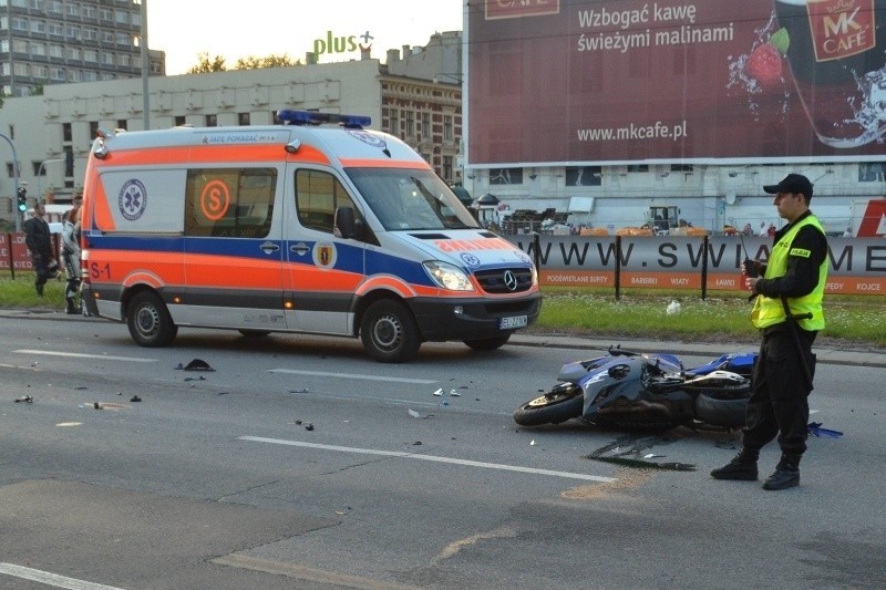 Wypadek motocyklisty na al. Piłsudskiego! Wjechał w poloneza caro [FILM, zdjęcia]