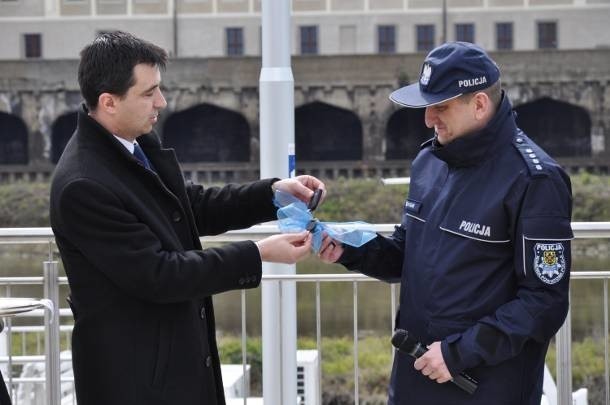Prezydent Rokaszewicz przekazuje kluczyki do łodzi...