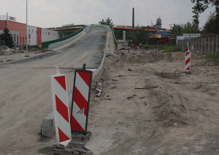 Budowa wiaduktu na ulicy Młodzianowskiej w Radomiu. Wiadukt stoi gotowy, kończą budować drogi
