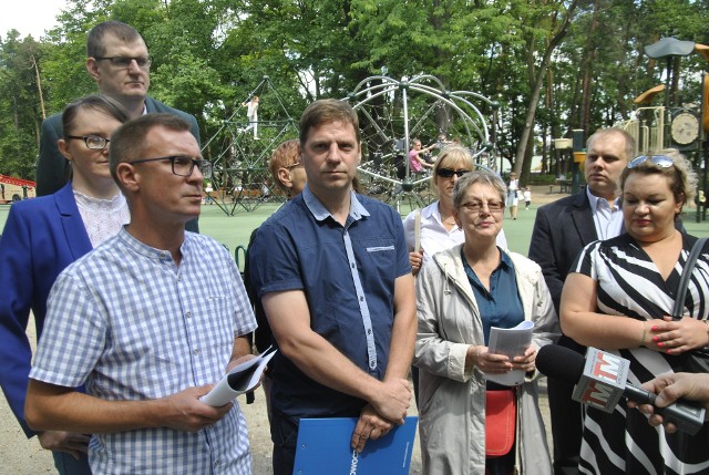 Konferencja prasowa inicjatorów projektu uchwały odbyła się przy placu zabaw w parku miejskim.