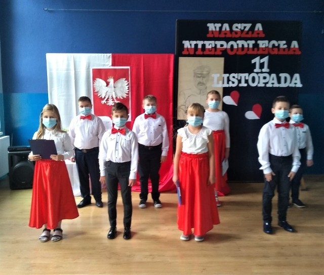 Uczniowie z Mniszowa podczas występu z okazji Święta Niepodległości