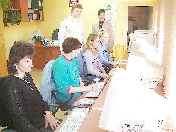 Obsługi komputera uczą się: Ewa Ott, Beata  Ortmann, Hanna Jankowska i Tatiana  Warszyńska.