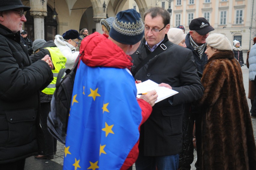 Kraków. Protest KOD-u przeciw reformie sądownictwa [ZDJĘCIA, WIDEO]