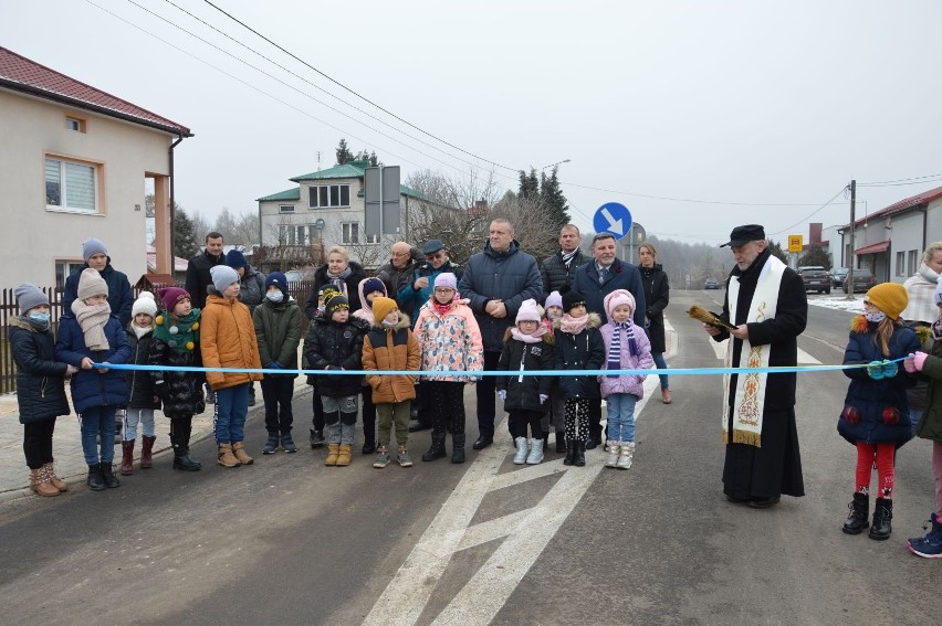 Ulica Szkolna w Janiku w gminie Kunów po gruntownym remoncie. Jest ładniej i dużo bezpieczniej (ZDJĘCIA)