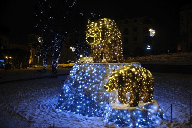 Przemyśl każdego roku przyozdabia miasto świątecznymi światełkami. Na Rynku nie mogło zabraknąć oczywiście dużej choinki. Nieopodal choinki są trzy piękne niedźwiadki. Kolorowe światełka są m.in. na mostach i kilku ulicach.