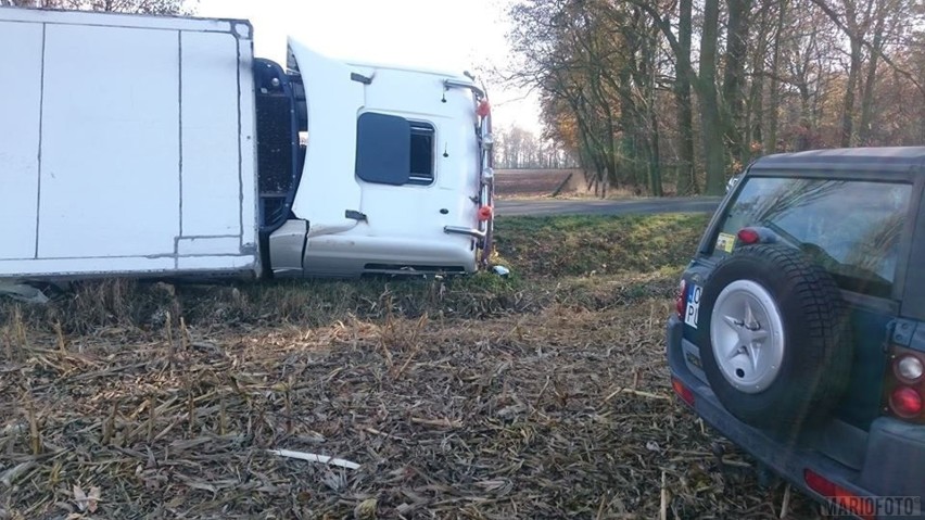 Wypadek w Korfantowie. Ciężarówka wjechała do rowu.