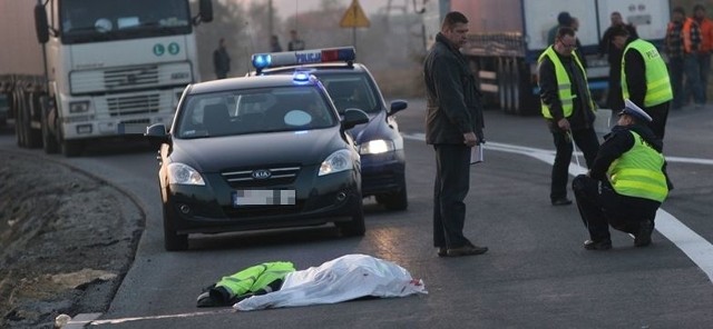 Na miejscu tragedii pracują policjanci. Zabezpieczone ślady pozwolą ustalić okoliczności wypadku.