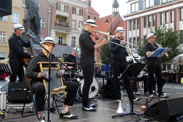 W ramach Festiwalu na Starym Mieście  na Rynku w Grudziądzu  w sobotę, 21 sierpnia zagrał jazzowy zespół Dixie Team.