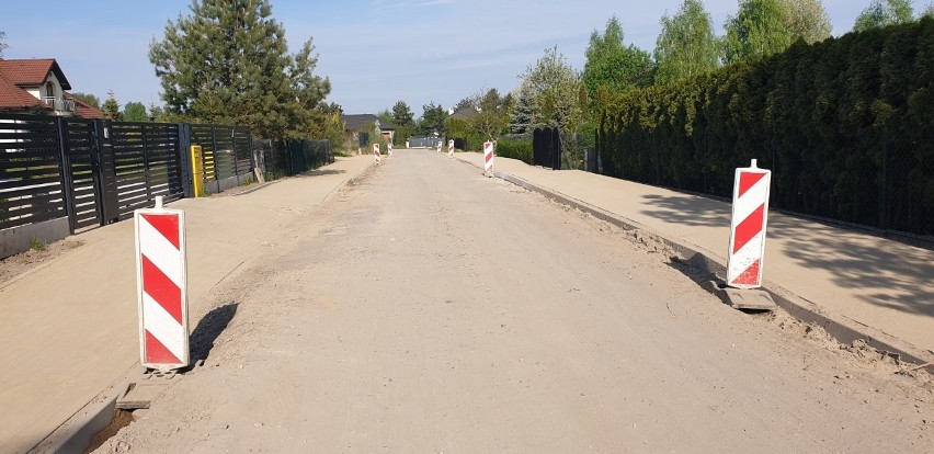 W Tuszynku Majorackim na  ul. Kasztelańskiej wydzielono chodniki