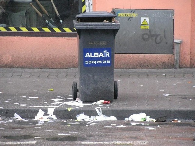 Śmietnik jest tuż przy skrzyżowaniu ulic Chrobrego i 30 stycznia. Nadal leży tu kilkadziesiąt skrawków papieru.