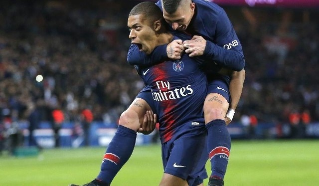 PSG Manchester United ONLINE. Gdzie oglądać PSG Manchester United [STREAM ONLINE, TRANSMISJA TV, NA ŻYWO, LIVE] W środę 6.03.2019 rozegrane zostaną kolejne mecze rewanżowe 1/8 finału rozgrywek Ligi Mistrzów. W jednym ze środowych meczów, PSG podejmie Manchester United. W pierwszym spotkaniu tych drużyn lepsze okazało się PSG i mając w perspektywie rewanż rozgrywany na swoim terenie, wydaje się pewniakiem do awansu do ćwierćfinału. Piłka nożna jest jednak nieprzewidywalna i Anglicy z pewnością nie stoją na straconej pozycji. Czeka nas interesujące starcie! Gdzie oglądać PSG Manchester United [STREAM ONLINE, TRANSMISJA TV, NA ŻYWO, LIVE]