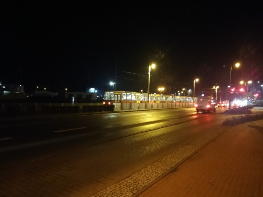 Samochód na torowisku w Bydgoszczy. Utrudnienia na liniach tramwajowych