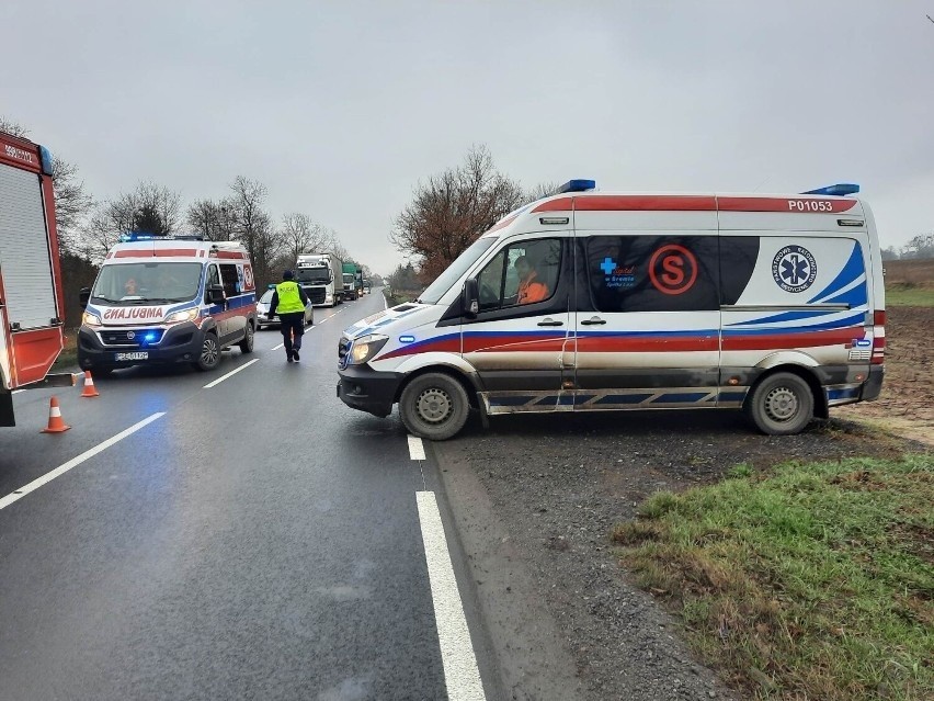 Samochód osobowy uderzył w tył autobusu. Jedna osoba została...