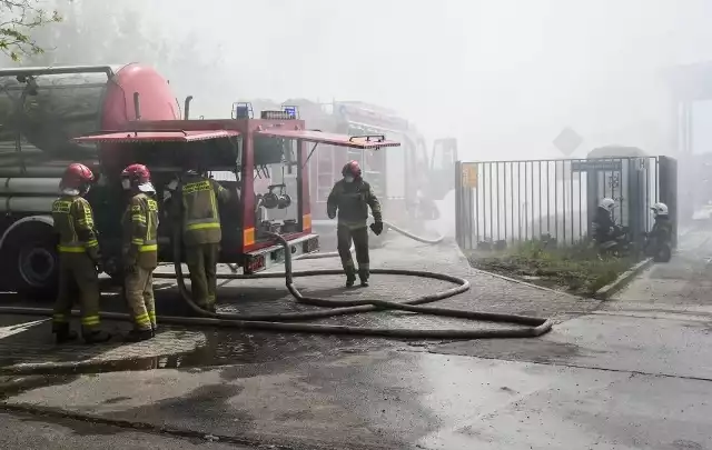 Po raz kolejny wybuchł pożar na wysypisku śmieci przy ulicy Prądocińskiej w Bydgoszczy. Tym razem paliła się hala magazynowa. Kilka miesięcy temu płonął plac z odpadami (na zdjęciu ta akcja)