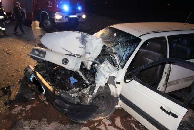 W niedzielne popołudnie, na krajowej szóstce, na wysokości skrzyżowania w Ramlewie (gm. Gościno), doszło do groźnego wypadku. Volkswagen passat jadący za mercedesem nie wyhamował przed zwalniającym przed krzyżówką samochodem. Uderzył w tył mercedesa. Dwie osoby zostały ranne, po udzieleniu pierwszej pomocy zostały przetransportowane do szpitala. Volkswagenem jechały cztery osoby, mercedesem dwie. Gdy na miejscu pojawili się ratownicy, strażacy i policja, dwie osoby z volkswagena zniknęły. Pozostała dwójka nie potrafiła podać ich personaliów. Policja ściągnęła więc na miejsce psa tropiącego i rozpoczęła poszukiwania.