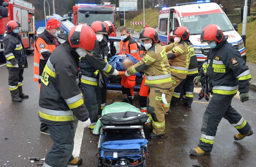 Wypadek w Przemyślu. Na ul. Sobieskiego zderzyły się dwie osobówki. Ranna została kobieta [ZDJĘCIA]