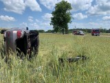 Powiat parczewski: 21-latek chciał wyprzedzić ciągnik, ale doprowadził do zderzenia. BMW wylądowało daleko w polu