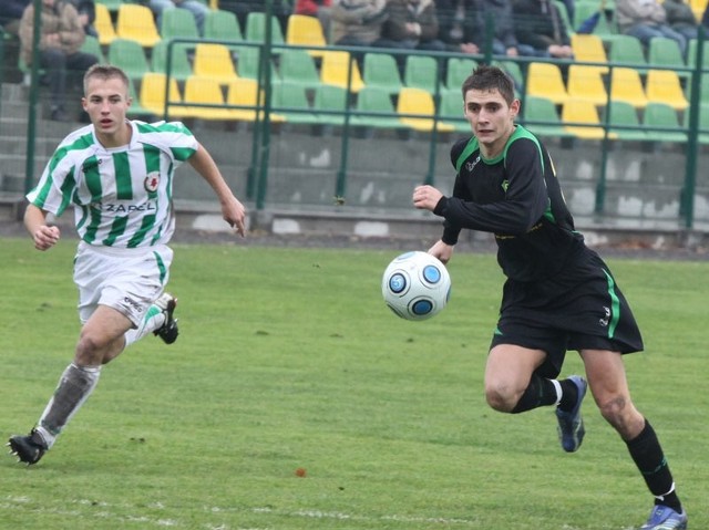 Piłkarze Siarki Tarnobrzeg (z piłką Piotr Mazurkiewicz) pokonali Izolatora Boguchwała w dramatycznych okolicznościach.