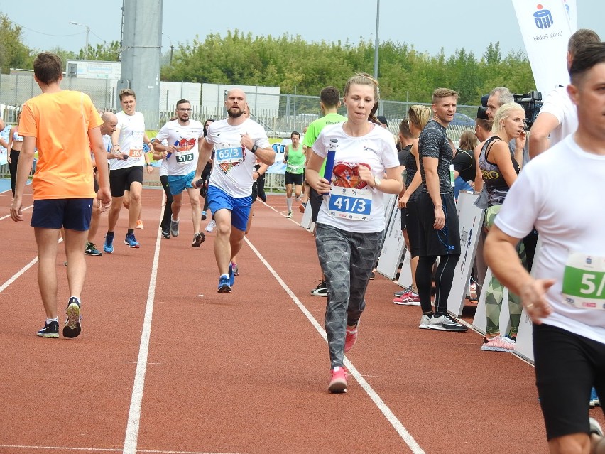 Łomża. 4. edycja PKO Bieg Charytatywny na stadionie. Pomagali z każdym krokiem i pokonywali rekordy [ZDJĘCIA, WIDEO]