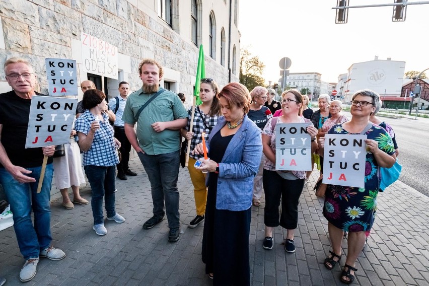 "Ziobro musi odejść" - manifestacja pod sądem w Bydgoszczy