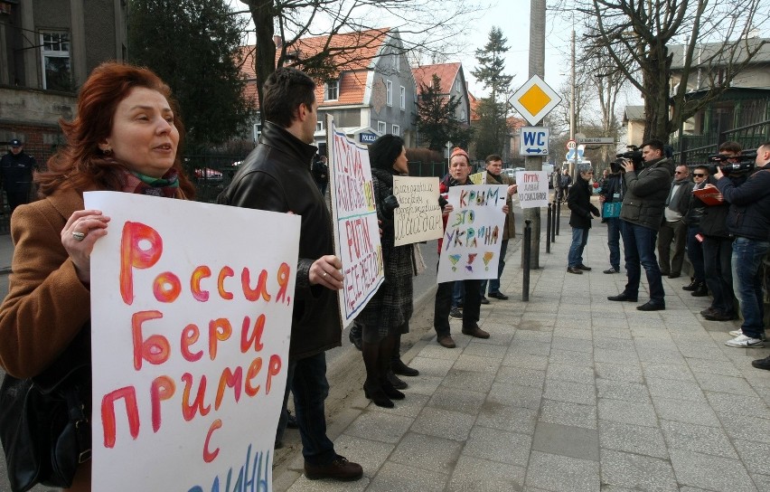 Demonstracja pod rosyjskim konsulatem w Gdańsku. "Ręce precz od Ukrainy" [ZDJĘCIA, WIDEO]