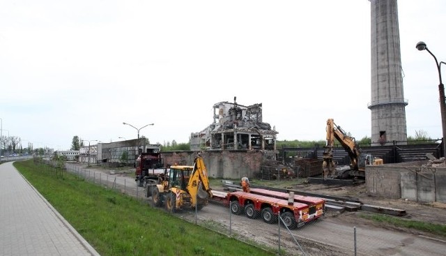 Prace rozbiórkowe na terenie nieruchomości przebiegają bardzo szybko.