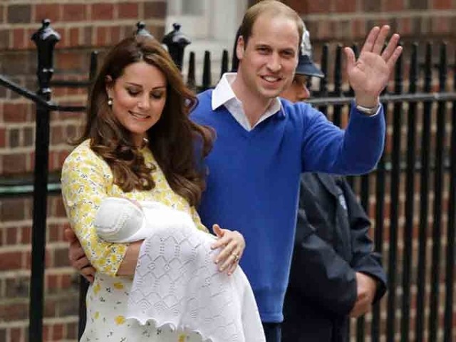 Dziesięć godzin po porodzie księżna Kate i jej nowonarodzona córka opuściły londyński szpital Świętej Marii. Przed powrotem do Pałacu Kensington, księżna i książę Cambridge zaprezentowali swoje drugie dziecko tłumom zebranym przez budynkiem placówki.