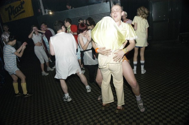 Piastonalia rozpoczely sie w niedziele, 16 maja 2004 r. Tego dnia, wieczorem studenci bawili sie na &#8222;pizama party&#8221;.