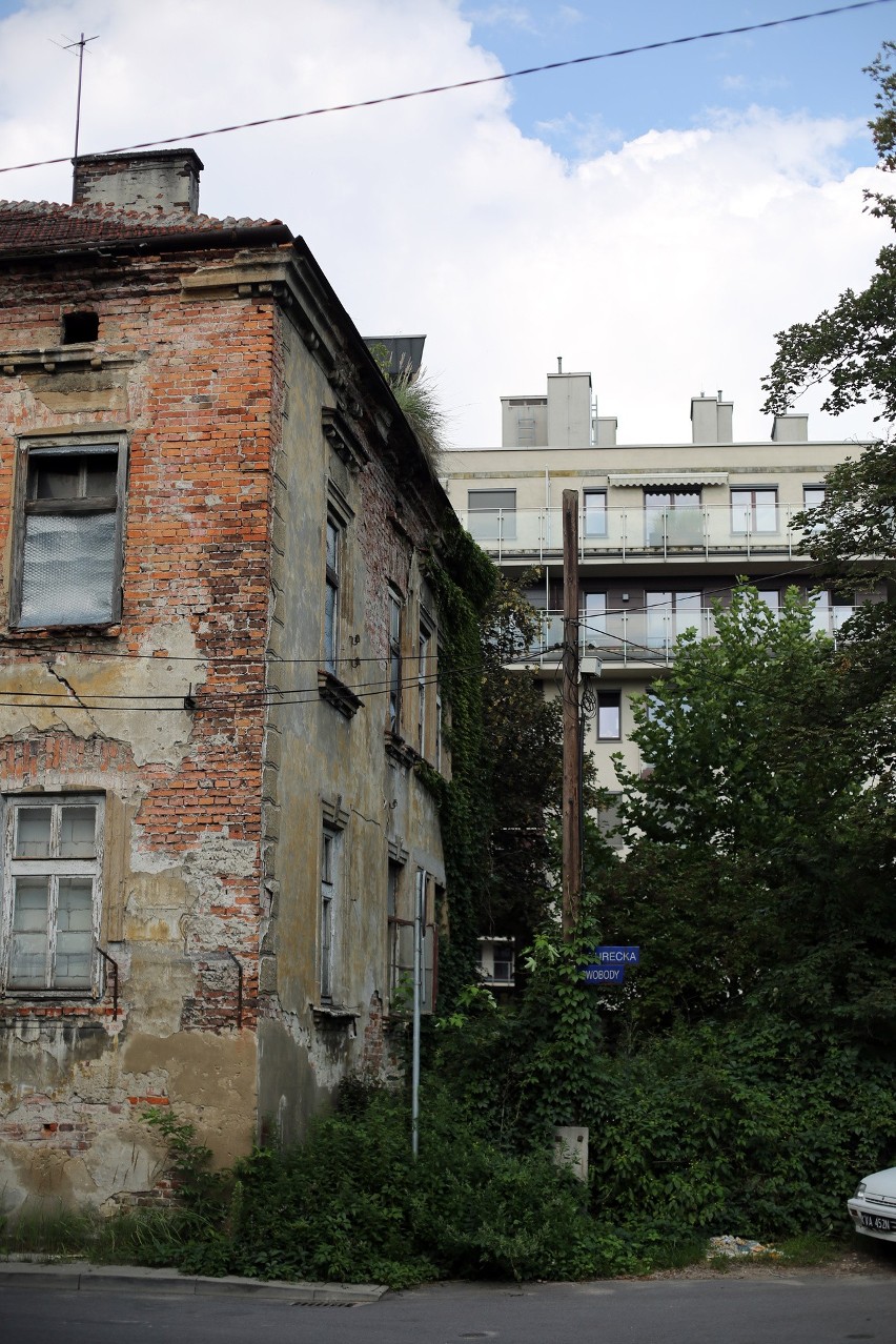 W tle starej zabudowy- nowoczesne, potężne apartamentowce