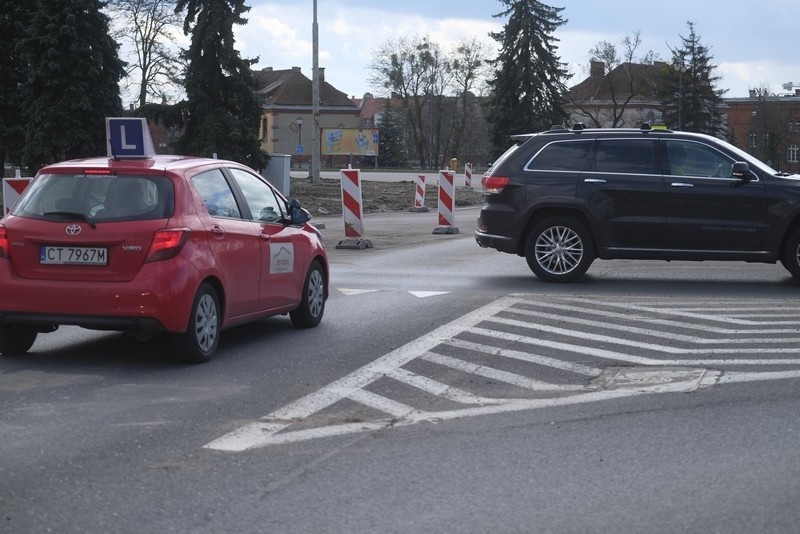 Od dziś na placu Pokoju Toruńskiego drogowcom pozostaną do...