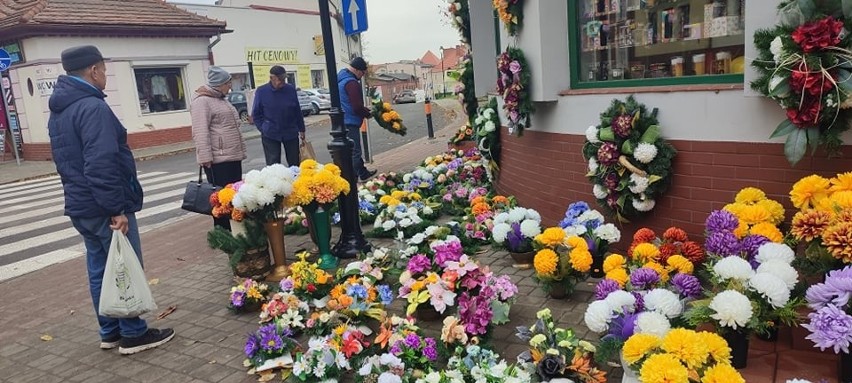 Przed 1 listopada każdy chce kupić wiązankę, stroik, znicze...