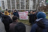 Kraków. Mieszkańcy Nowego Prokocimia czują się oszukani przez dewelopera. Miał być mały park, będzie duży blok [ZDJĘCIA]