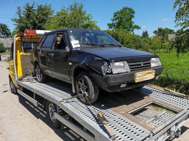 W Nakle w pow. przemyskim, policjanci znaleźli samochód marki Łada, który mógł uczestniczyć w wypadku w Korczowej.