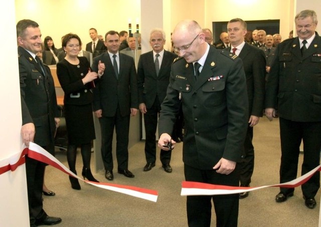 Wstęgę nowej części Centrum Powiadamiania Ratunkowego przecinał komendant miejski Państwowej Straży Pożarnej w Radomiu Paweł Frysztak.