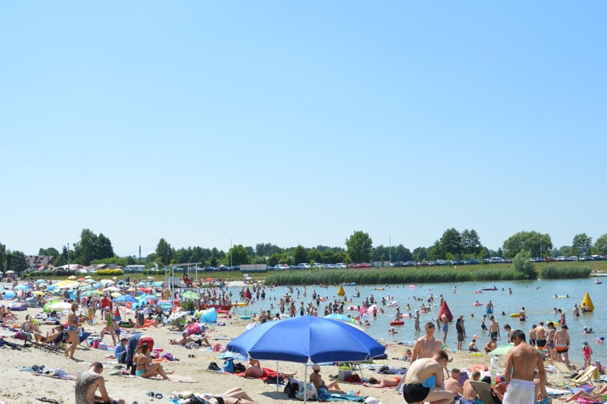 Budzyń, Cholerzyn. Żar leje się z nieba i kąpielisko jest oblegane. Likom o tydzień wcześniej zatrudnił ratowników