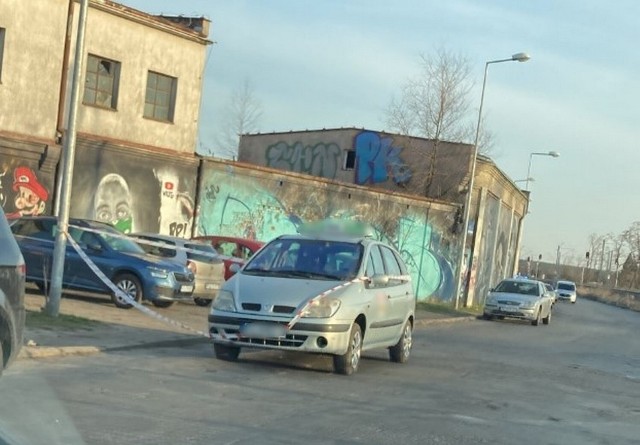 Wszystko działo się w piątek 18 marca 2022 w okolicy ćwiczni miejskiej w Lesznie. Na tamtejszym nieutwardzonym parkingu policjanci zauważyli taksówkę i siedzącego w niej kierowcę. Ten samochód w okolicy kortów i ćwiczni spotkać można było bardzo często, a nie jest to raczej zwyczajowe miejsce oczekiwania taksówek w Lesznie.