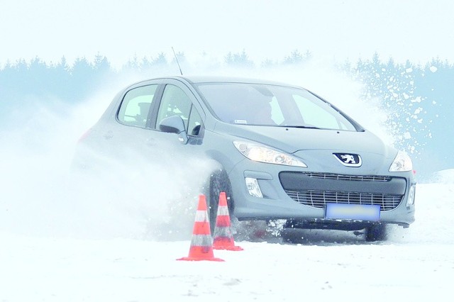 Zimą manewry dobrze jest potrenować na pustym placu