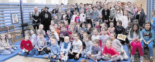 Stanisław Kmiecik (w kapeluszu) obiecał dzieciom ze Szkoły Podstawowej w Lipniku, że jeszcze do nich wróci