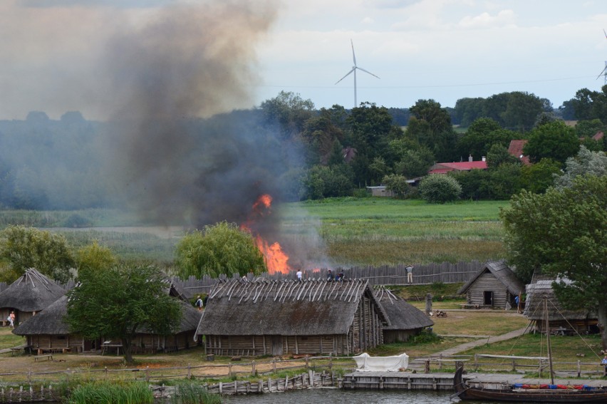 Pożar w Wolinie przy skansenie Słowian i Wikingów. Zamknięto most [ZDJĘCIA]