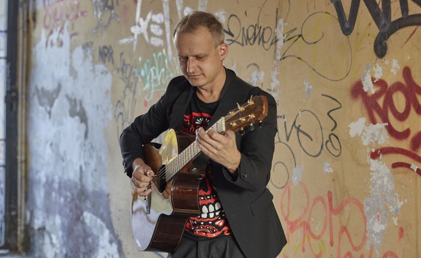 W koncercie wystąpi między innymi gitarzysta Piotr Restecki.