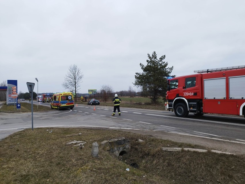 Groźny wypadek w Wierzbicy. Ciężarówka uderzyła w samochód osobowy. Jedna osoba w szpitalu. Zobacz zdjęcia