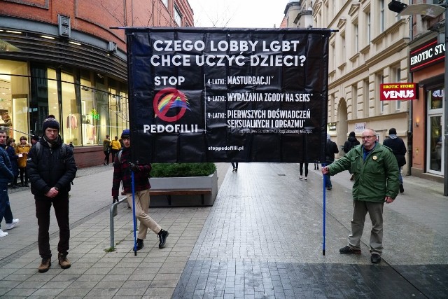 W sobotę, 7 marca, na ul. Półwiejskiej w odległości kilkudziesięciu metrów odbyły się dwie pikiety. Jedną z nich zorganizowała Fundacja Pro–Prawo do Życia. Druga manifestacja była odpowiedzią na pierwsze zgromadzenie. Ją z kolei zorganizowali poznańscy aktywiści LGBT.