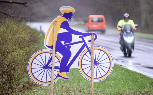 - Zwolniłem, bo myślałem, że to policjant z suszarką. Z bliska zobaczyłem, że to makiety rowerzystów. O co w tym chodzi? - zapytał Czytelnik.