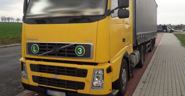 Kierowca węgierskiej ciężarówki rejestrował swoje aktywności, prędkość pojazdu i przejechaną drogę na wykresówce zamiast karcie. Ciągnik siodłowy był wyposażony w tachograf analogowy,
